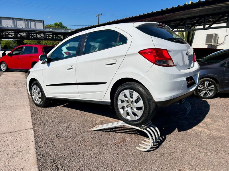 CHEVROLET ONIX HATCH LT 1.4 8V FLEXPOWER 5P MEC. /2015 AR MULTIMARCAS VENÂNCIO AIRES / Carros no Vale