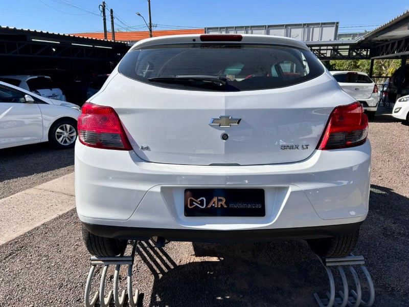 CHEVROLET ONIX HATCH LT 1.4 8V FLEXPOWER 5P MEC. /2015 AR MULTIMARCAS VENÂNCIO AIRES / Carros no Vale