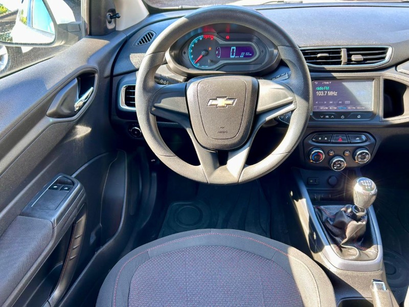 CHEVROLET ONIX HATCH LT 1.4 8V FLEXPOWER 5P MEC. /2015 AR MULTIMARCAS VENÂNCIO AIRES / Carros no Vale