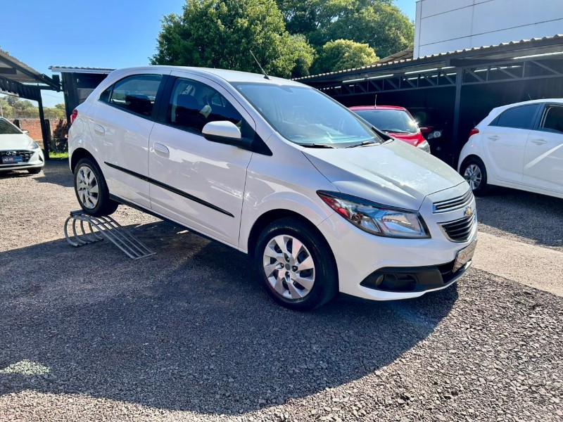 CHEVROLET ONIX HATCH LT 1.4 8V FLEXPOWER 5P MEC. /2015 AR MULTIMARCAS VENÂNCIO AIRES / Carros no Vale