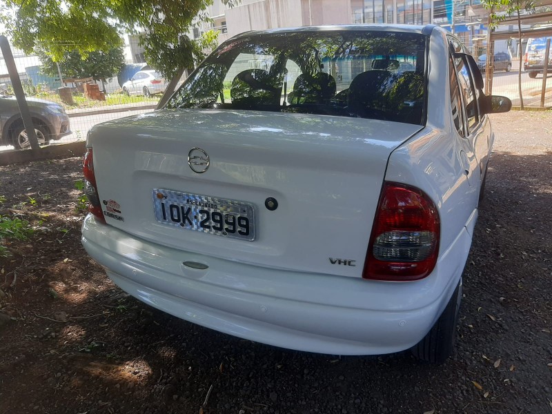 CHEVROLET CORSA 1.0 CLASSIC 8V /2008 RENAUTO VEÍCULOS LAJEADO / Carros no Vale