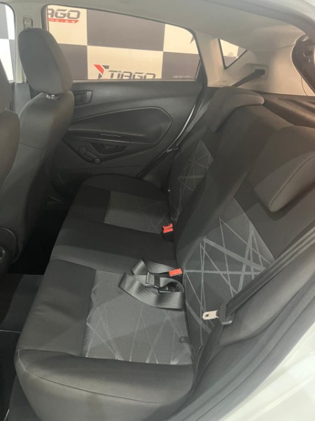 FORD FIESTA 1.5 SE HATCH 16V 2015/2015 TIAGO AUTOMÓVEIS VENÂNCIO AIRES / Carros no Vale
