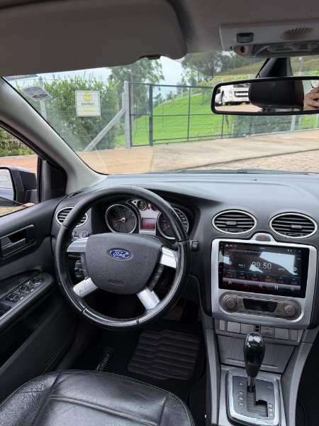 FORD FOCUS SEDAN FOCUS 2.0 TITANIUM PLUS SEDAN 16V FLEX 4P AUTOMÁTICO 2012/2012 BOSCO AUTOMÓVEIS GUAPORÉ / Carros no Vale