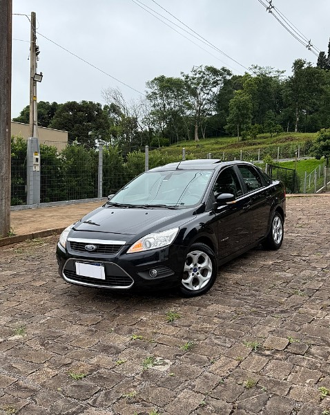 FORD FOCUS SEDAN FOCUS 2.0 TITANIUM PLUS SEDAN 16V FLEX 4P AUTOMÁTICO 2012/2012 BOSCO AUTOMÓVEIS GUAPORÉ / Carros no Vale