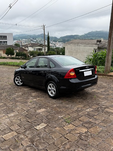FORD FOCUS SEDAN FOCUS 2.0 TITANIUM PLUS SEDAN 16V FLEX 4P AUTOMÁTICO 2012/2012 BOSCO AUTOMÓVEIS GUAPORÉ / Carros no Vale