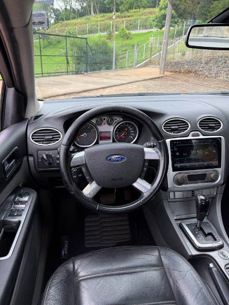 FORD FOCUS SEDAN FOCUS 2.0 TITANIUM PLUS SEDAN 16V FLEX 4P AUTOMÁTICO 2012/2012 BOSCO AUTOMÓVEIS GUAPORÉ / Carros no Vale