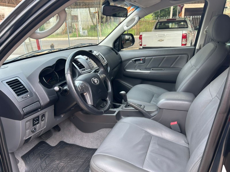 TOYOTA HILUX 2.7 SRV CD 4X4 2013/2014 LAVENDA VEÍCULOS ARROIO DO MEIO / Carros no Vale