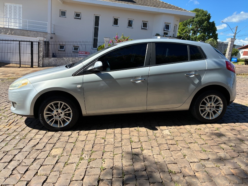 FIAT BRAVO 1.8 ESSENCE 16V FLEX 4P MANUAL 2011/2012 COMPLETO VEÍCULOS GUAPORÉ / Carros no Vale