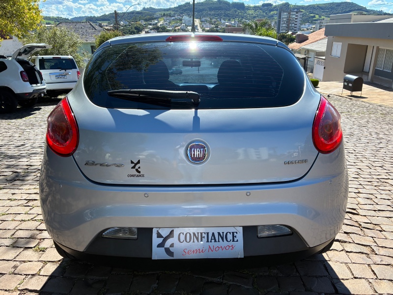 FIAT BRAVO 1.8 ESSENCE 16V FLEX 4P MANUAL 2011/2012 COMPLETO VEÍCULOS GUAPORÉ / Carros no Vale