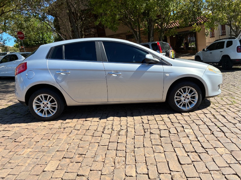 FIAT BRAVO 1.8 ESSENCE 16V FLEX 4P MANUAL 2011/2012 COMPLETO VEÍCULOS GUAPORÉ / Carros no Vale