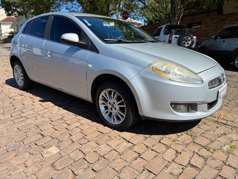 FIAT BRAVO 1.8 ESSENCE 16V FLEX 4P MANUAL 2011/2012 COMPLETO VEÍCULOS GUAPORÉ / Carros no Vale