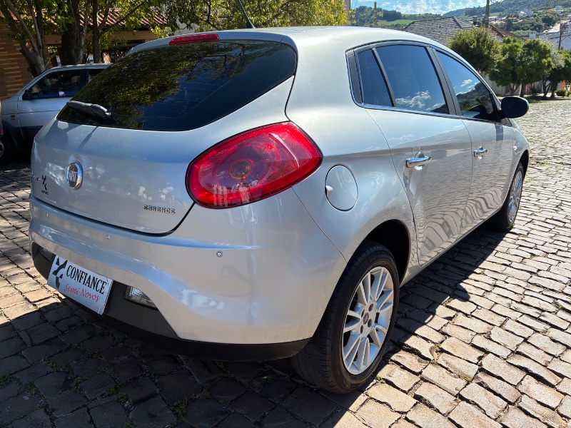 FIAT BRAVO 1.8 ESSENCE 16V FLEX 4P MANUAL 2011/2012 COMPLETO VEÍCULOS GUAPORÉ / Carros no Vale