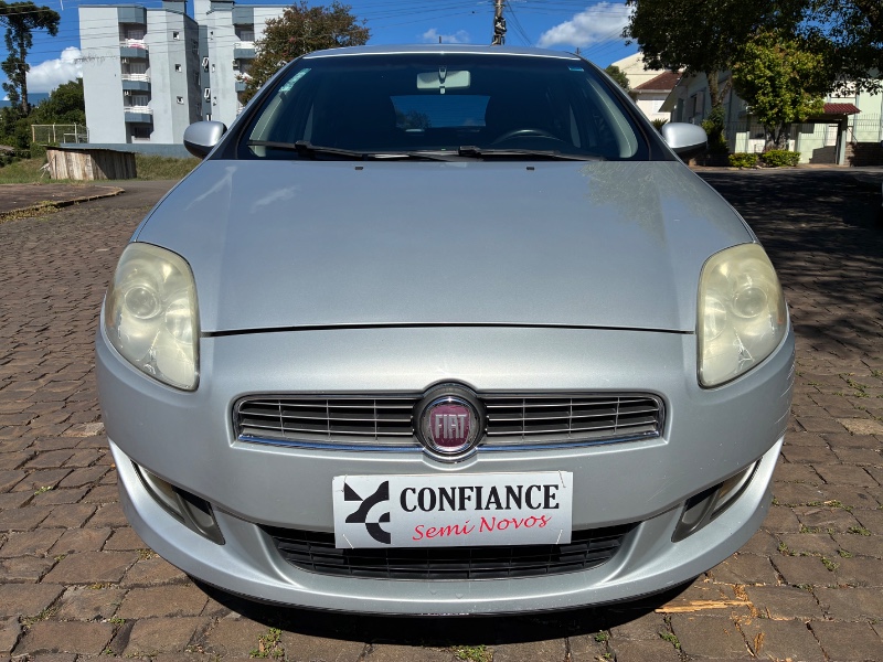 FIAT BRAVO 1.8 ESSENCE 16V FLEX 4P MANUAL 2011/2012 COMPLETO VEÍCULOS GUAPORÉ / Carros no Vale