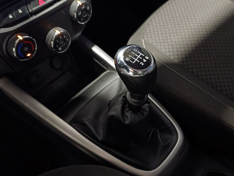 Chevrolet Onix 1.4 Lt 2017/2018 SIM VEÍCULOS PORTO ALEGRE / Carros no Vale