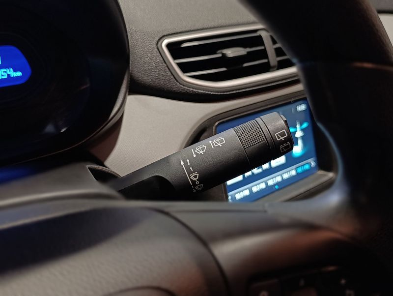 Chevrolet Onix 1.4 Lt 2017/2018 SIM VEÍCULOS PORTO ALEGRE / Carros no Vale