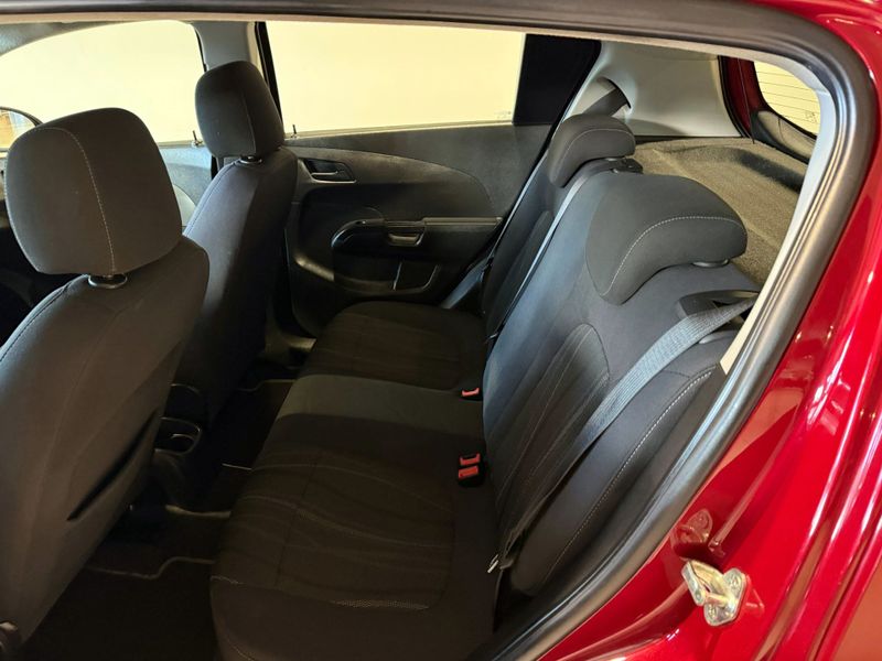 Chevrolet Sonic 1.6 Lt 16v 2013/2014 SIM VEÍCULOS PORTO ALEGRE / Carros no Vale