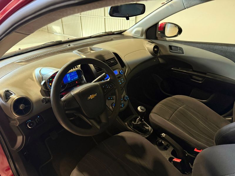 Chevrolet Sonic 1.6 Lt 16v 2013/2014 SIM VEÍCULOS PORTO ALEGRE / Carros no Vale