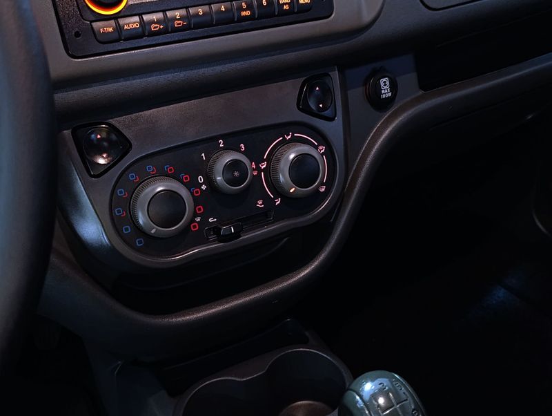 Fiat Uno 1.0 Evo Vivace 8v 2015/2016 SIM VEÍCULOS PORTO ALEGRE / Carros no Vale