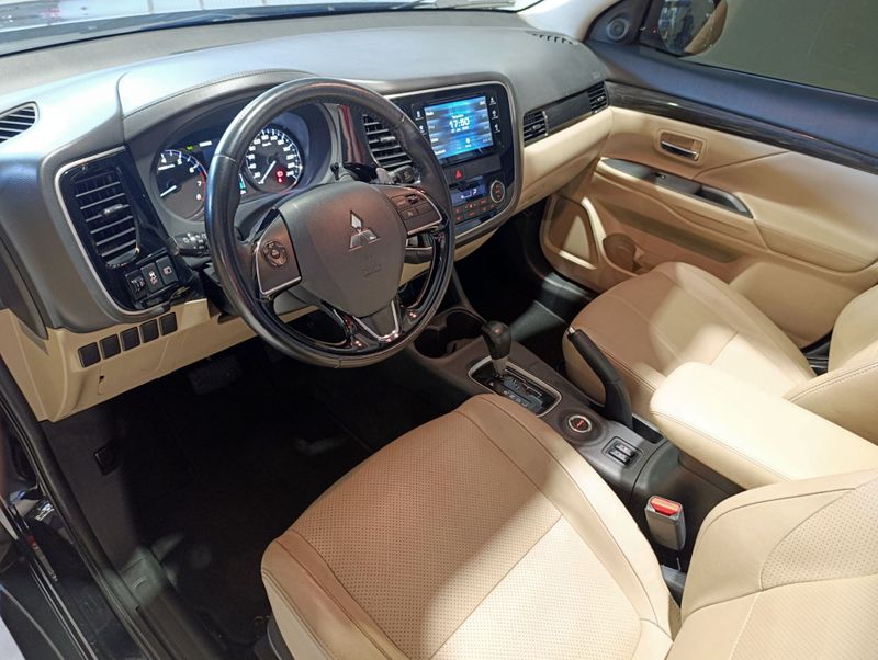 Mitsubishi Outlander 3.0 Gt 4×4 V6 24v 2016/2016 SIM VEÍCULOS PORTO ALEGRE / Carros no Vale