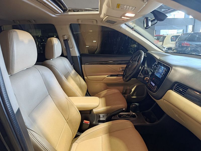 Mitsubishi Outlander 3.0 Gt 4×4 V6 24v 2016/2016 SIM VEÍCULOS PORTO ALEGRE / Carros no Vale