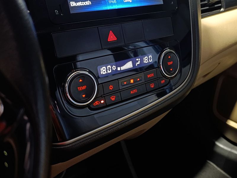 Mitsubishi Outlander 3.0 Gt 4×4 V6 24v 2016/2016 SIM VEÍCULOS PORTO ALEGRE / Carros no Vale