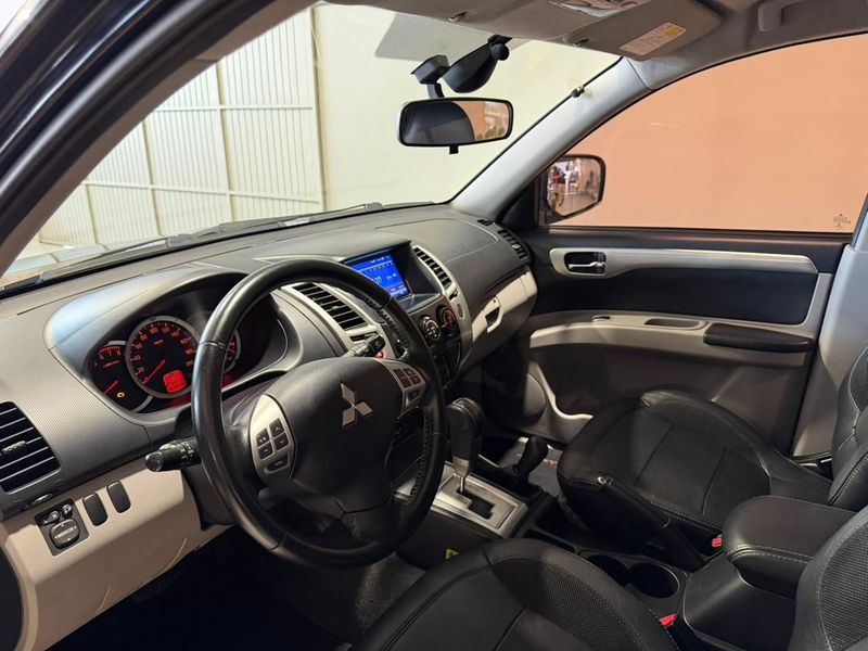 Mitsubishi Pajero Dakar 4×4 3.5 7 Lugares 2013/2013 SIM VEÍCULOS PORTO ALEGRE / Carros no Vale