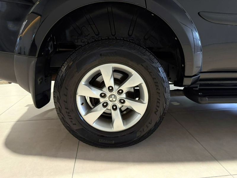 Mitsubishi Pajero Dakar 4×4 3.5 7 Lugares 2013/2013 SIM VEÍCULOS PORTO ALEGRE / Carros no Vale