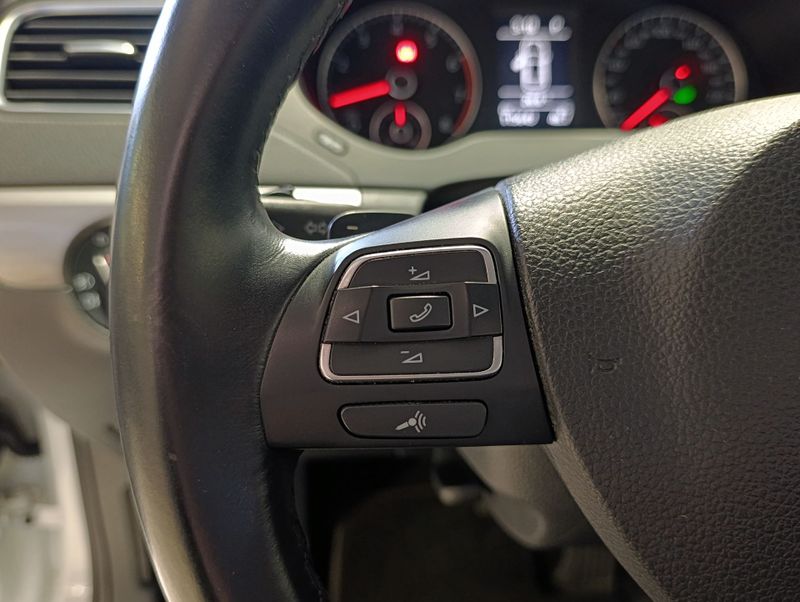 Volkswagen Jetta 2.0t 2014/2014 SIM VEÍCULOS PORTO ALEGRE / Carros no Vale