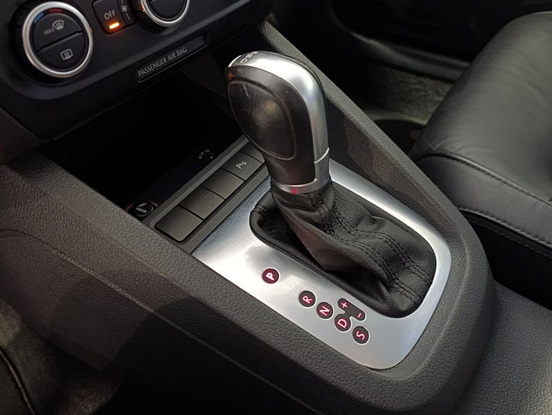 Volkswagen Jetta 2.0t 2014/2014 SIM VEÍCULOS PORTO ALEGRE / Carros no Vale