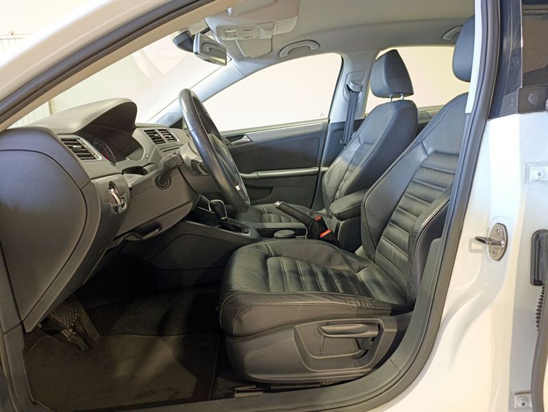 Volkswagen Jetta 2.0t 2014/2014 SIM VEÍCULOS PORTO ALEGRE / Carros no Vale