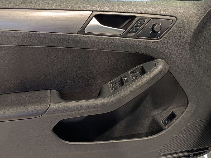 Volkswagen Jetta 2.0t 2014/2014 SIM VEÍCULOS PORTO ALEGRE / Carros no Vale