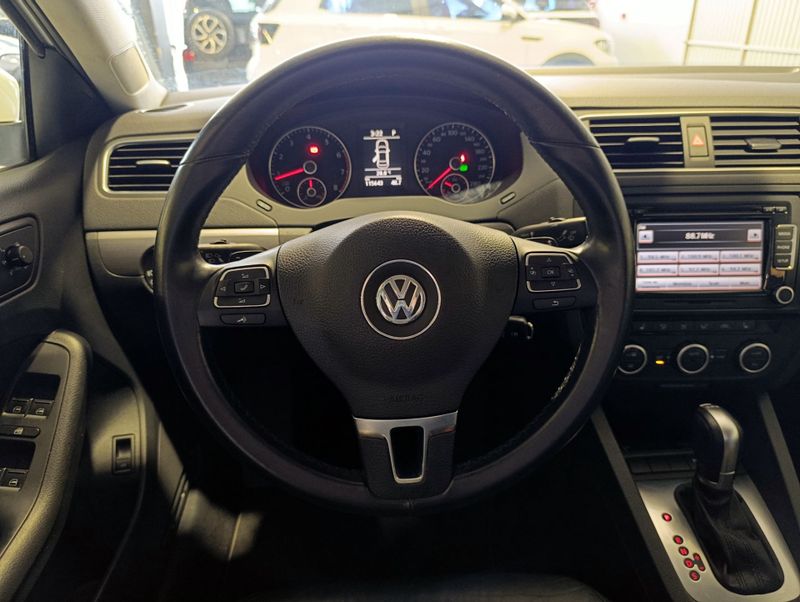 Volkswagen Jetta 2.0t 2014/2014 SIM VEÍCULOS PORTO ALEGRE / Carros no Vale