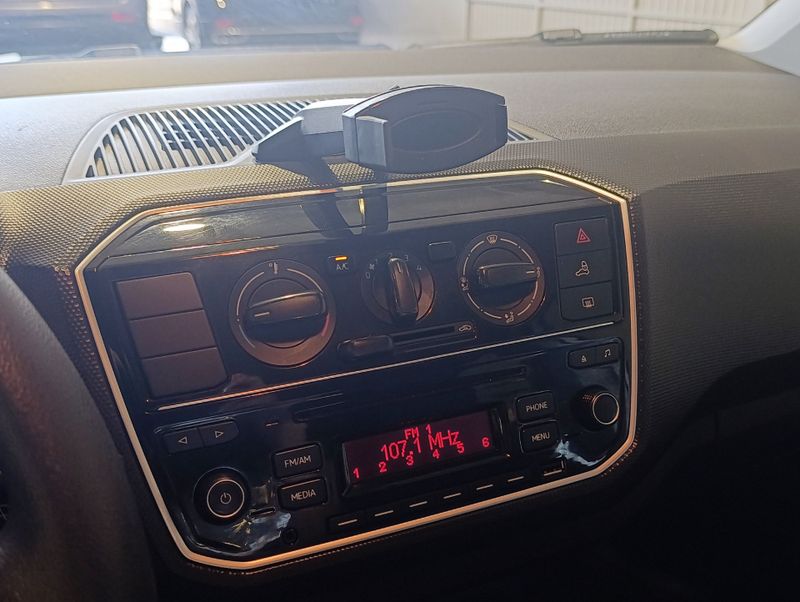 Volkswagen Up 1.0 Mpi Total 2019/2020 SIM VEÍCULOS PORTO ALEGRE / Carros no Vale