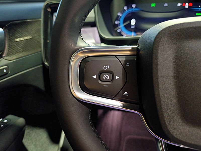 Volvo Xc 40 Recharge Plus Eletrico 2022/2023 SIM VEÍCULOS PORTO ALEGRE / Carros no Vale