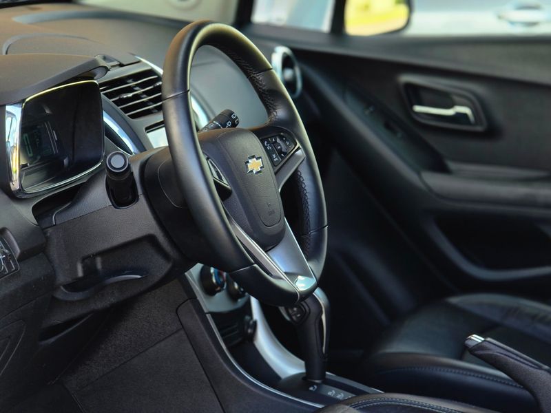 CHEVROLET TRACKER LTZ 1.8 16V 4×2 2013/2014 AUTO NÍVEL VEÍCULOS SANTA CRUZ DO SUL / Carros no Vale