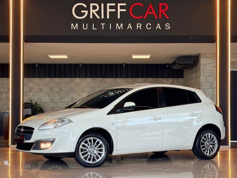 FIAT BRAVO 1.8 ESSENCE 16V 2015/2016 GRIFFCAR MULTIMARCAS DOIS IRMÃOS / Carros no Vale