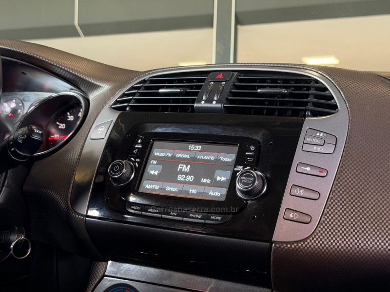 FIAT BRAVO 1.8 ESSENCE 16V 2015/2016 GRIFFCAR MULTIMARCAS DOIS IRMÃOS / Carros no Vale