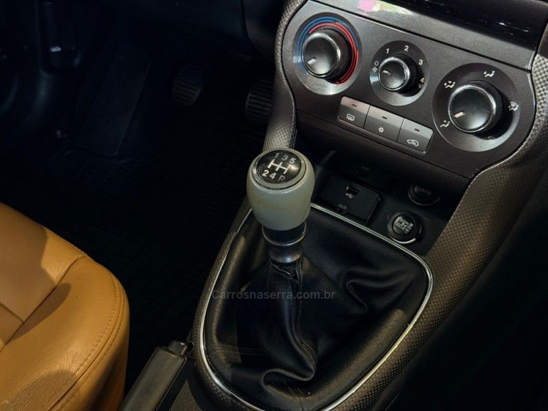 FIAT BRAVO 1.8 ESSENCE 16V 2015/2016 GRIFFCAR MULTIMARCAS DOIS IRMÃOS / Carros no Vale