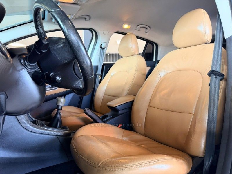 FIAT BRAVO 1.8 ESSENCE 16V 2015/2016 GRIFFCAR MULTIMARCAS DOIS IRMÃOS / Carros no Vale