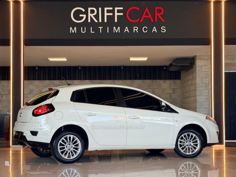 FIAT BRAVO 1.8 ESSENCE 16V 2015/2016 GRIFFCAR MULTIMARCAS DOIS IRMÃOS / Carros no Vale