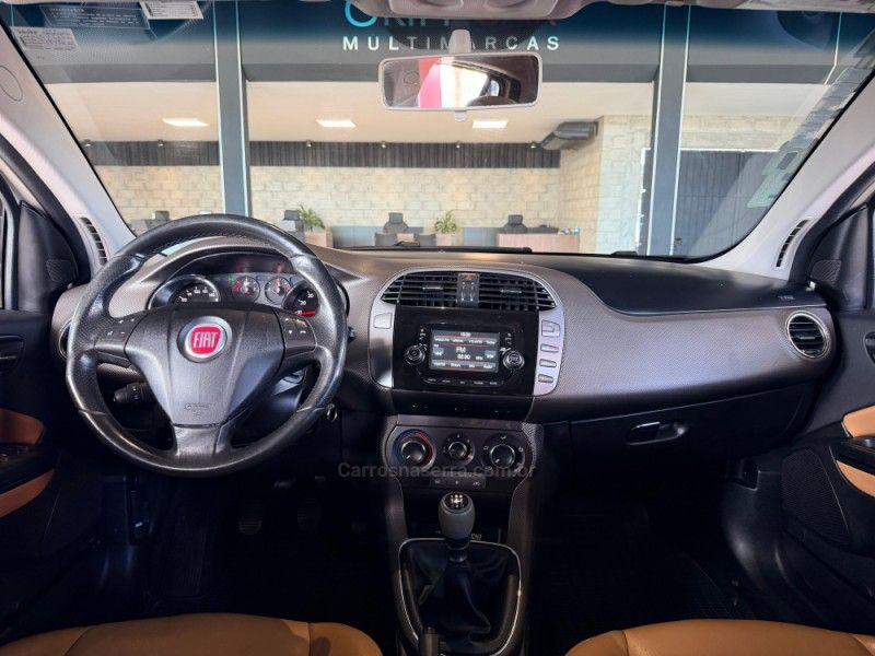 FIAT BRAVO 1.8 ESSENCE 16V 2015/2016 GRIFFCAR MULTIMARCAS DOIS IRMÃOS / Carros no Vale