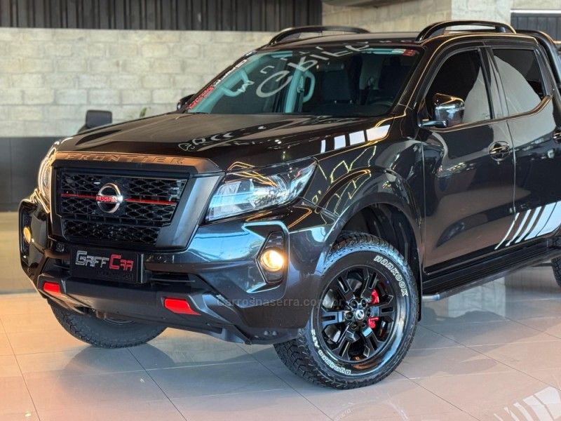 NISSAN FRONTIER 2.3 ATTACK 4X4 CD BI-TURBO 2022/2023 GRIFFCAR MULTIMARCAS DOIS IRMÃOS / Carros no Vale