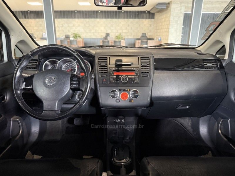 NISSAN TIIDA 1.8 SL 16V 2010/2011 GRIFFCAR MULTIMARCAS DOIS IRMÃOS / Carros no Vale