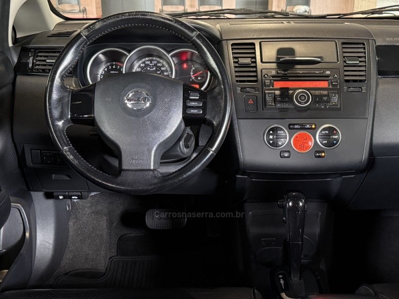 NISSAN TIIDA 1.8 SL 16V 2010/2011 GRIFFCAR MULTIMARCAS DOIS IRMÃOS / Carros no Vale