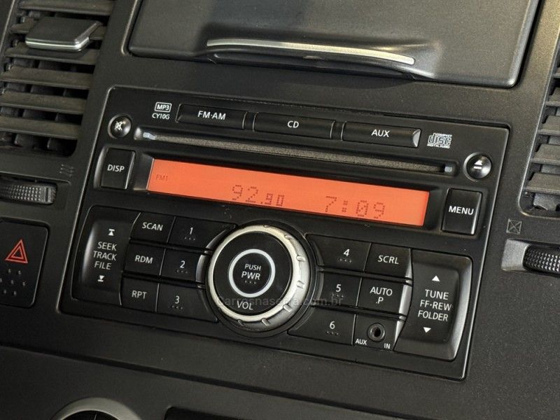 NISSAN TIIDA 1.8 SL 16V 2010/2011 GRIFFCAR MULTIMARCAS DOIS IRMÃOS / Carros no Vale