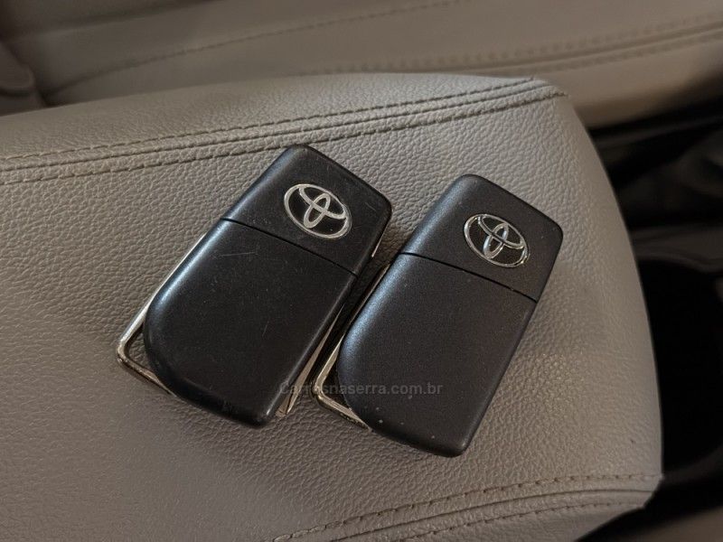 TOYOTA COROLLA 1.8 GLI 16V 2016/2017 GRIFFCAR MULTIMARCAS DOIS IRMÃOS / Carros no Vale