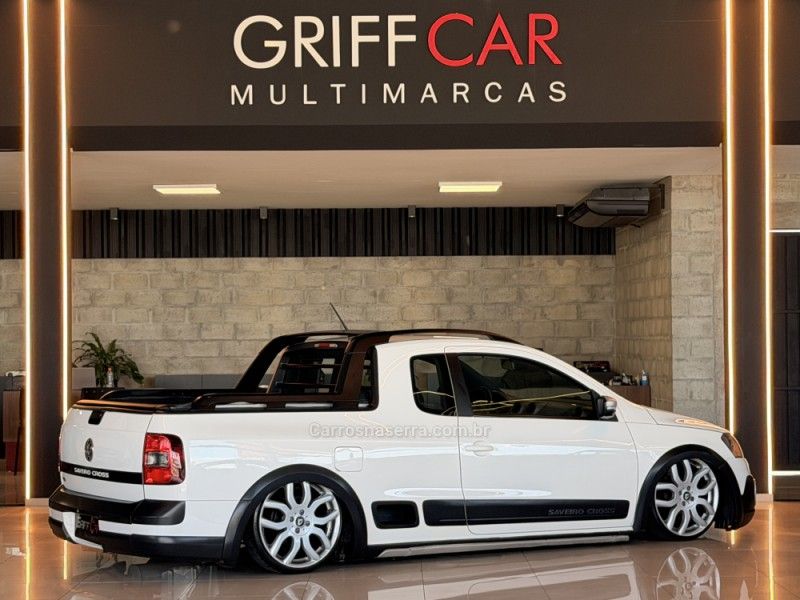 VOLKSWAGEN SAVEIRO 1.6 CROSS CE 8V 2013/2014 GRIFFCAR MULTIMARCAS DOIS IRMÃOS / Carros no Vale