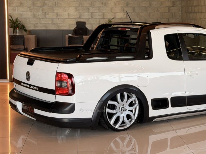 VOLKSWAGEN SAVEIRO 1.6 CROSS CE 8V 2013/2014 GRIFFCAR MULTIMARCAS DOIS IRMÃOS / Carros no Vale