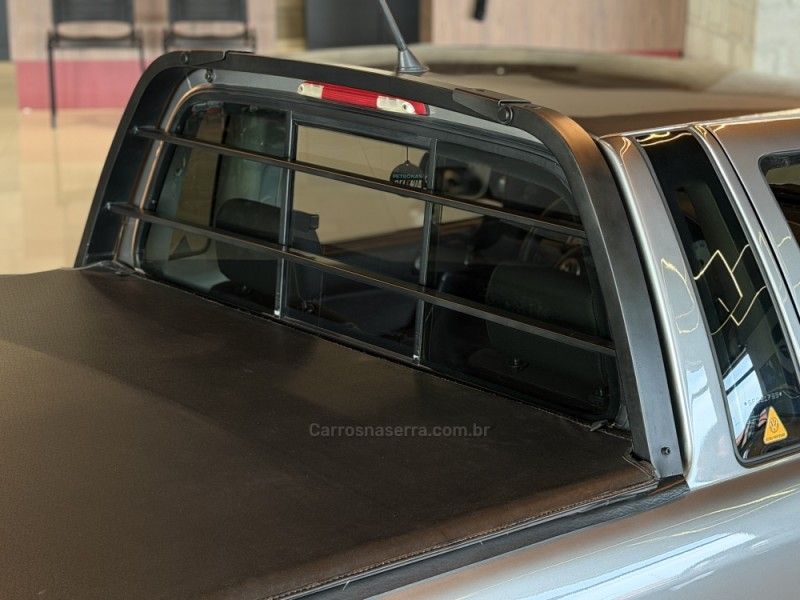 VOLKSWAGEN SAVEIRO 1.6 MI SUPER SURF CS 8V G.III 2005/2005 GRIFFCAR MULTIMARCAS DOIS IRMÃOS / Carros no Vale VOLKSWAGEN SAVEIRO 1.6 MI SUPER SURF CS 8V G.III 2005/2005 GRIFFCAR MULTIMARCAS DOIS IRMÃOS / Carros no Vale