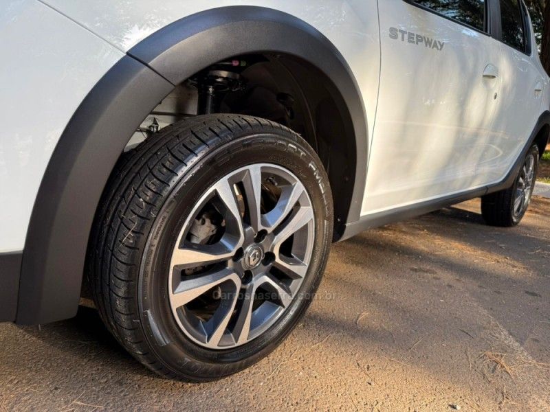 RENAULT SANDERO 1.6 STEPWAY ICONIC X-TRONIC 16V 2019/2020 KASPER VEÍCULOS DOIS IRMÃOS / Carros no Vale